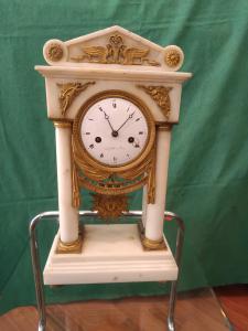 Orologio da tavolo in marmo e bronzo dorato